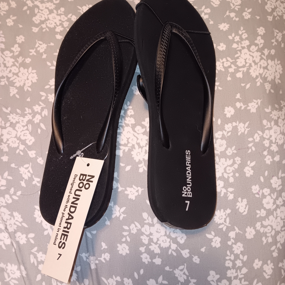 NWT No Boundaries Women's Black Flip-Flop Sandals